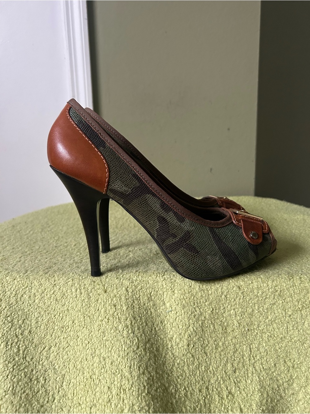 Gianni Bini Green Camo Peep-Toe Heels with Brown Trim Sz 10 M